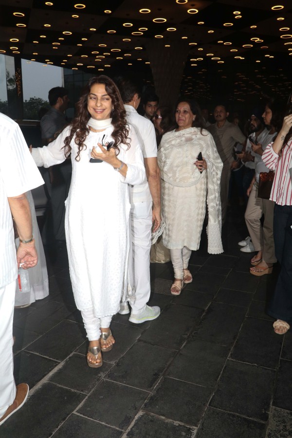 Juhi Chawla Asha Bhosle,Kareena Kapoor,Madhuri Dixit,Sanjay Kapoor,Saif Ali Khan,Krishna Raj Kapoor prayer meet,Krishna Raj Kapoor prayer meet pics,Krishna Raj Kapoor prayer meet images,Krishna Raj Kapoor prayer meet stills,Krishna Raj Kapoor prayer meet pictures