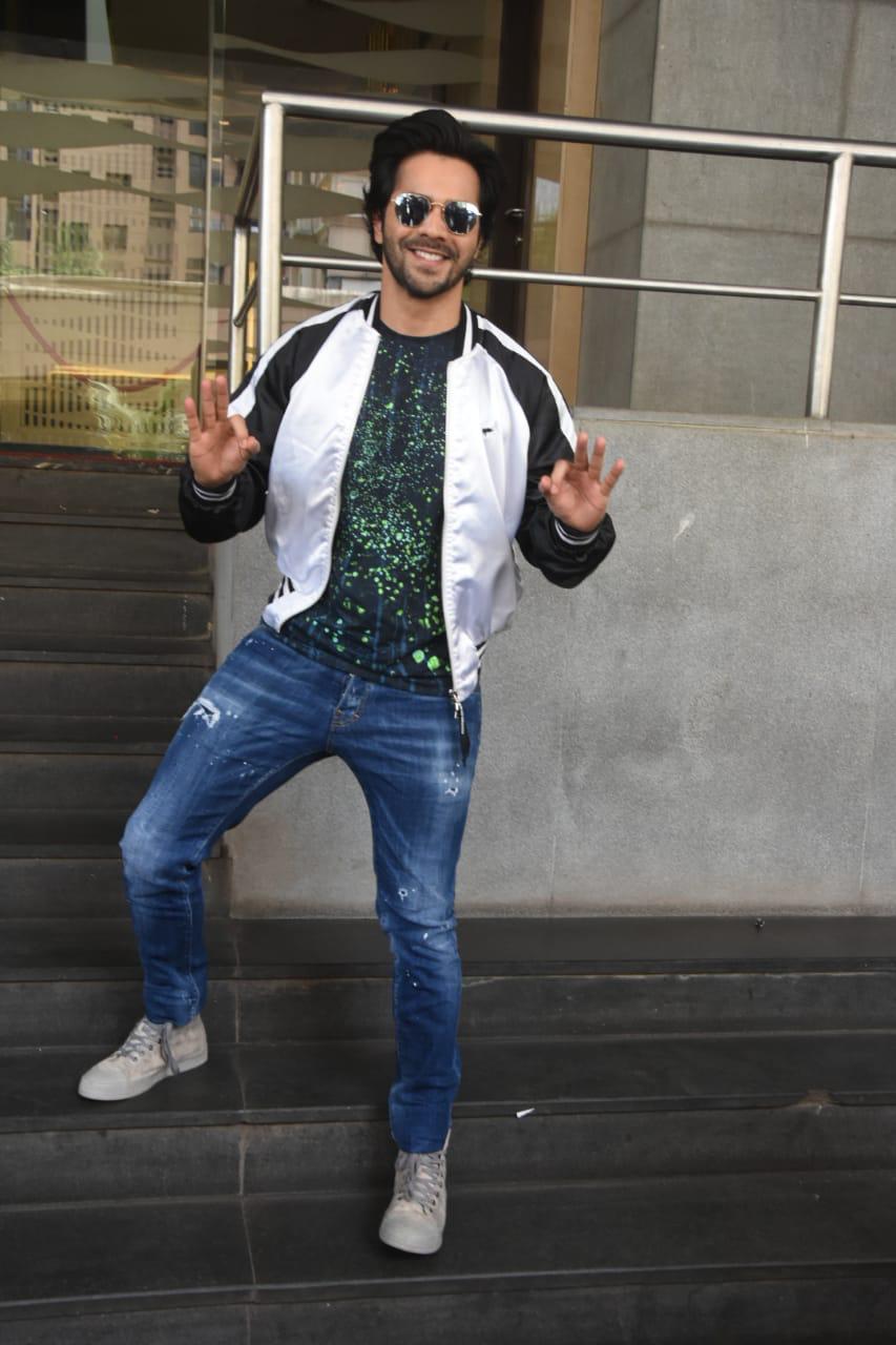 Varun Dhawan Anushka Sharma and Varun Dhawan,Anushka Sharma,Varun Dhawan,Sui Dhaaga success meet,Sui Dhaaga success meet pics,Sui Dhaaga success meet images,Sui Dhaaga success meet stills,Sui Dhaaga success meet pictures,Sui Dhaaga success meet photos