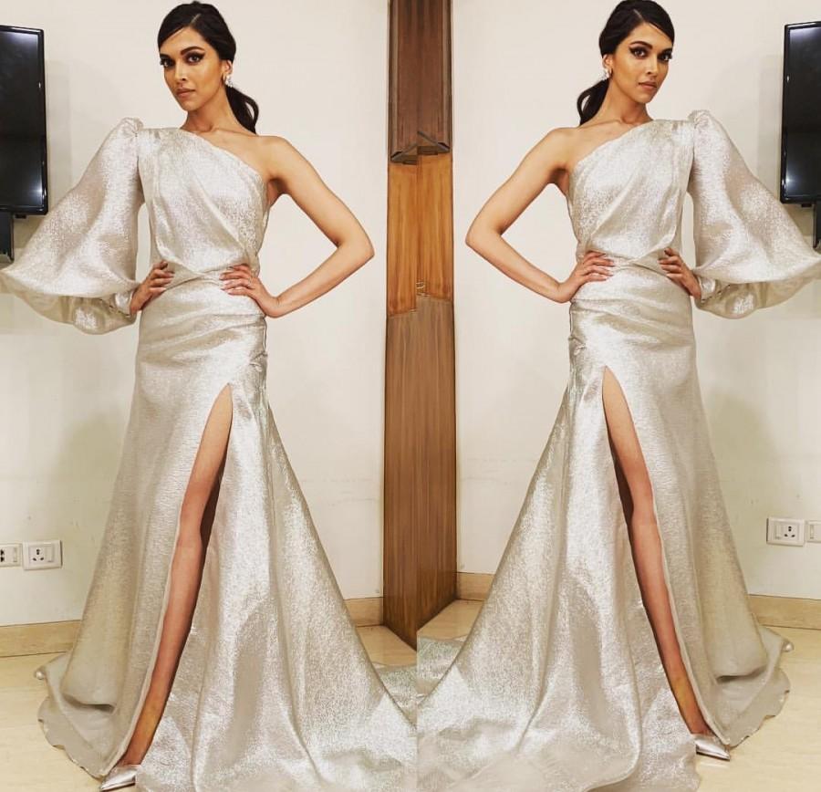 Deepika Padukone bags Stardust and Star Guild Awards for Piku