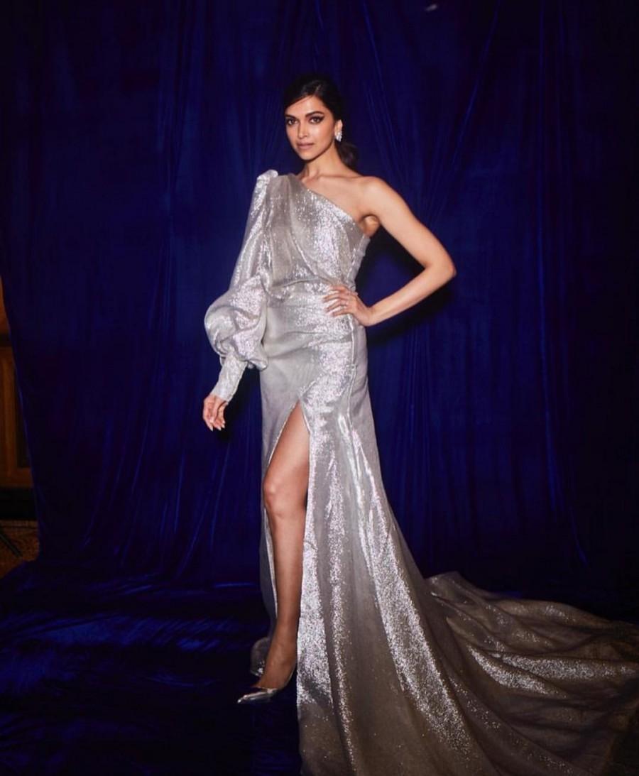 Deepika Padukone is all glitz and gloss at a recent award ceremony Deepika Padukone,actress Deepika Padukone,Deepika Padukone wins Global Beauty Star,Global Beauty Star,Global Beauty Star award,Deepika Padukone pics,Deepika Padukone images,Deepika Padukone stills,Elle Beauty Awards 2018