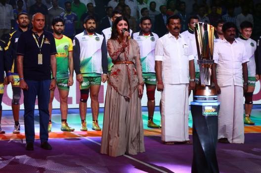 Shruti Haasan sings national anthem