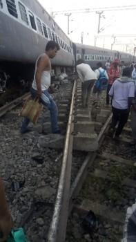 Farakka Express train derails in Uttar Pradesh, 6 dead