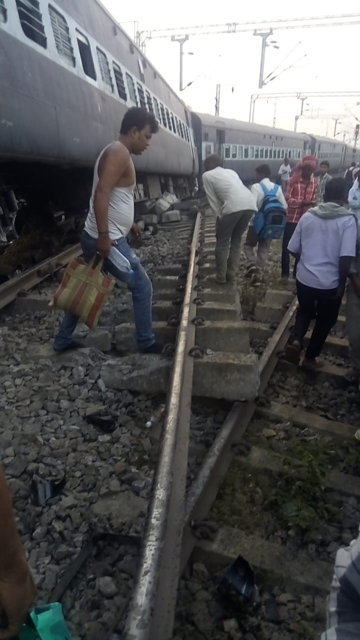 Farakka Express train derails in Uttar Pradesh, 6 dead Farakka Express train,Farakka Express train derails,Farakka Express,Farakka Express derails,New Delhi from Malda town,West Bengal