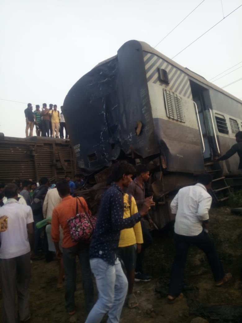 Farakka Express train derails in Uttar Pradesh, 6 dead Farakka Express train,Farakka Express train derails,Farakka Express,Farakka Express derails,New Delhi from Malda town,West Bengal