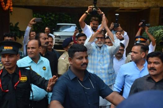 Amitabh Bachchan meets his fans on his 76th birthday