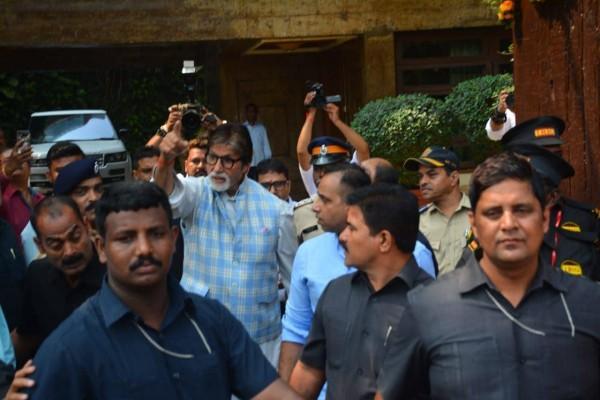 Amitabh Bachchan celebrates his 76th birthday with his fans - Photos ...