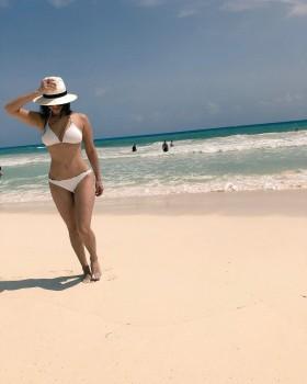 Sunny Leone flaunts her bikini body