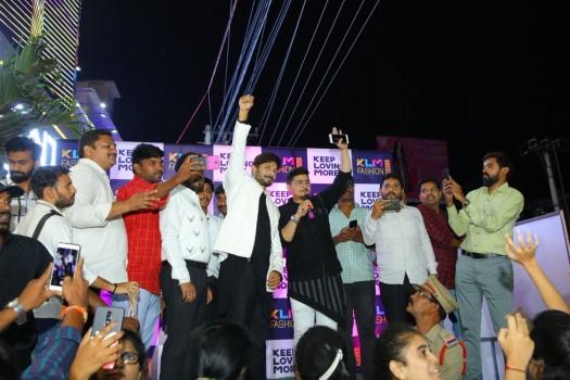 Bigg Boss 2 Telugu winner Kaushal launches KLM Fashion Mall