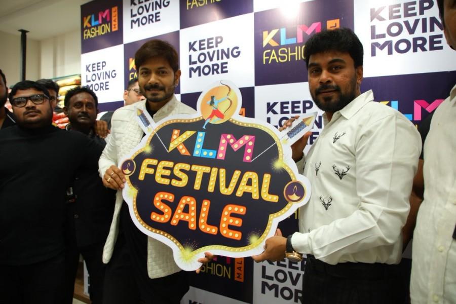 Bigg Boss 2 Telugu winner Kaushal launches KLM Fashion Mall - Photos ...