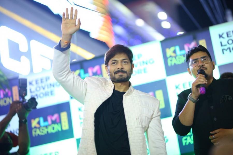 Bigg Boss 2 Telugu winner Kaushal launches KLM Fashion Mall - Photos ...