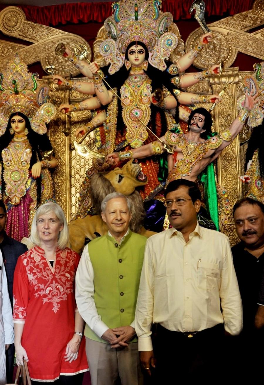 US Ambassador Kenneth Juster inaugurates Salt Lake FD Block's Durga Puja US Ambassador Kenneth Juster,Kenneth Juster,Salt Lake FD Block,Durga Puja,kolkata durga puja,Durga Puja 2018