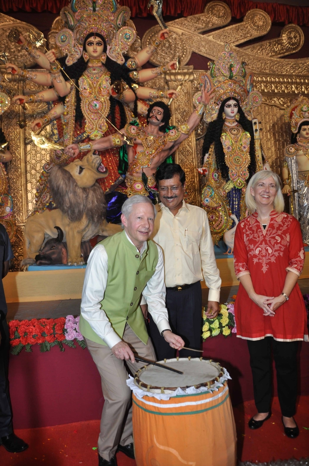 US Ambassador Kenneth Juster inaugurates Salt Lake FD Block's Durga Puja US Ambassador Kenneth Juster,Kenneth Juster,Salt Lake FD Block,Durga Puja,kolkata durga puja,Durga Puja 2018