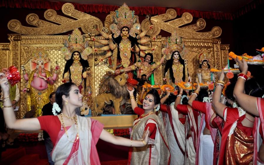 US Ambassador Kenneth Juster inaugurates Salt Lake FD Block's Durga Puja US Ambassador Kenneth Juster,Kenneth Juster,Salt Lake FD Block,Durga Puja,kolkata durga puja,Durga Puja 2018