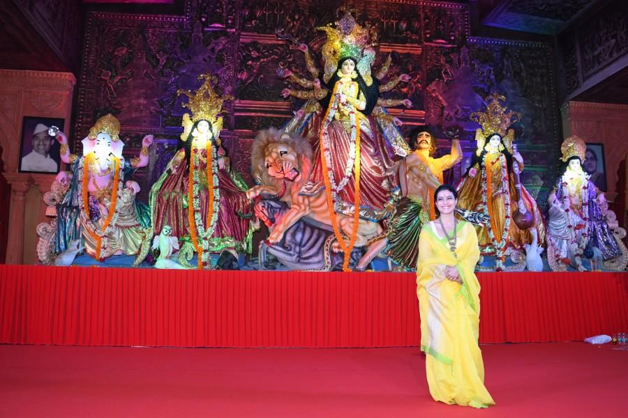 Kajol seeks blessings from Goddess Durga Kajol Devgun,actress Kajol Devgun,Kajol seeked blessings of Maa Durga,Maa Durga,Durga Puja,Kajol at Durga Puja,Kajol Devgun visits the pandal