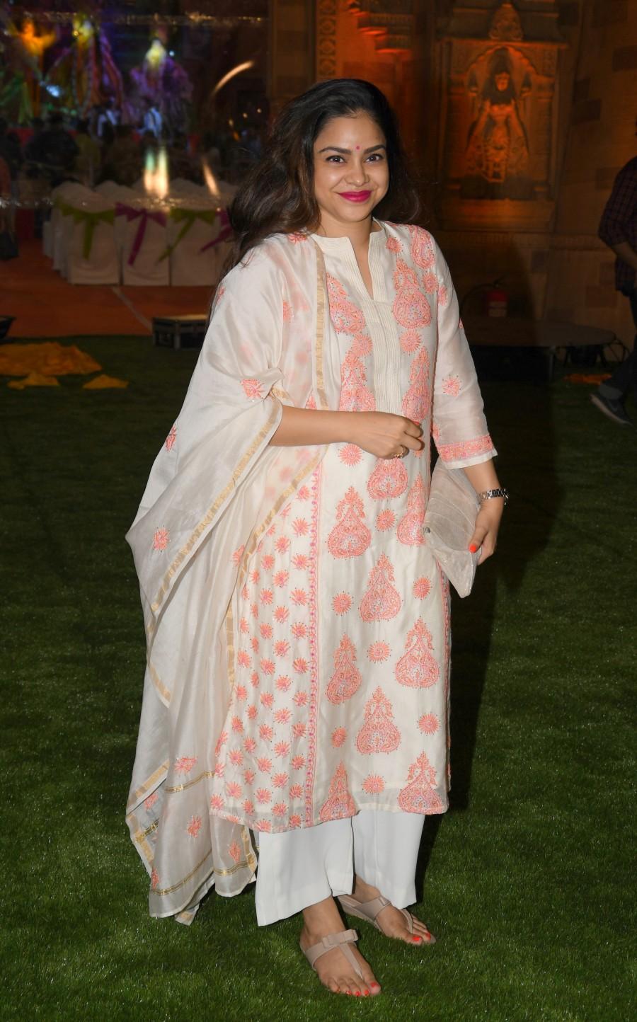 Sumona Chakravarti Kajol Devgun,actress Kajol Devgun,Kajol seeked blessings of Maa Durga,Maa Durga,Durga Puja,Kajol at Durga Puja,Kajol Devgun visits the pandal