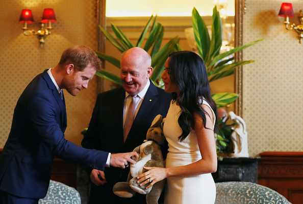 Prince Harry & Meghan Markle look at a plush kangaroo with Australia's Governor General Peter Cosgrove Prince Harry & Meghan Markle,Prince Harry,Meghan Markle,Prince Harry and Meghan Markle Australia Tour,Prince Harry and Meghan Markle Australia Tour pics,Prince Harry and Meghan Markle Australia Tour images,Prince Harry and Meghan Markle Australia Tour
