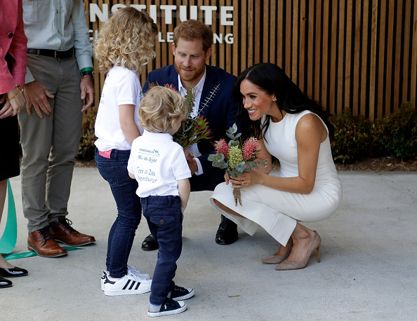 Prince Harry & Meghan Markle are presented with native flowers from children Prince Harry & Meghan Markle,Prince Harry,Meghan Markle,Prince Harry and Meghan Markle Australia Tour,Prince Harry and Meghan Markle Australia Tour pics,Prince Harry and Meghan Markle Australia Tour images,Prince Harry and Meghan Markle Australia Tour