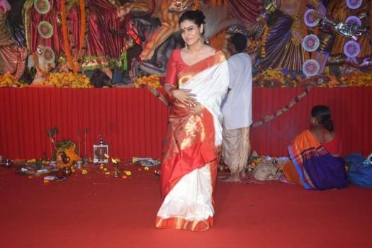 Kajol looks cute in saree as she gets snapped at Durga Puja