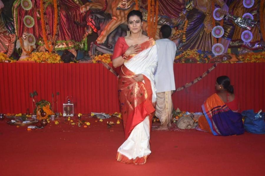Kajol looks cute in saree as she gets snapped at Durga Puja Kajol,actress Kajol,Kajol at Durga Puja,Durga Puja,Durga Puja celebration,Durga Puja celebration pics,Durga Puja celebration images,Durga Puja celebration stills,Durga Puja celebration pictures,Durga Puja celebration photos