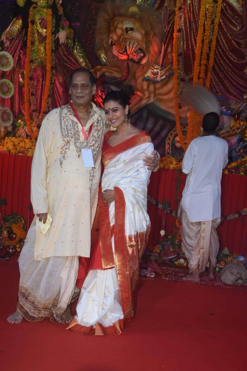 Kajol looks cute in saree as she gets snapped at Durga Puja Kajol,actress Kajol,Kajol at Durga Puja,Durga Puja,Durga Puja celebration,Durga Puja celebration pics,Durga Puja celebration images,Durga Puja celebration stills,Durga Puja celebration pictures,Durga Puja celebration photos