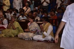 Amitabh Bachchan,Amitabh Bachchan performing Durga Puja,Actor Amitabh Bachchan,Amitabh Bachchan at Durga pandal