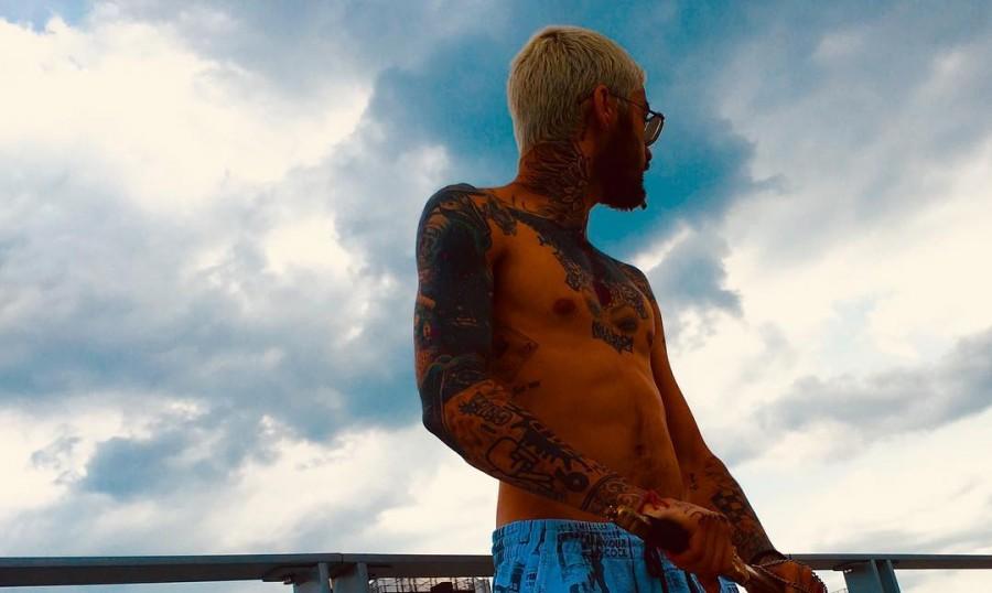 Singer Zayn Malik sends his fans in a tizzy as he shares a shirtless photo on his Instagram Singer Zayn Malik,Zayn Malik,Zayn Malik goes shirtless,Zayn Malik shirtless pics,Zayn Malik shirtless images,Zayn Malik shirtless stills,Zayn Malik shirtless pictures,Zayn Malik shirtless photos