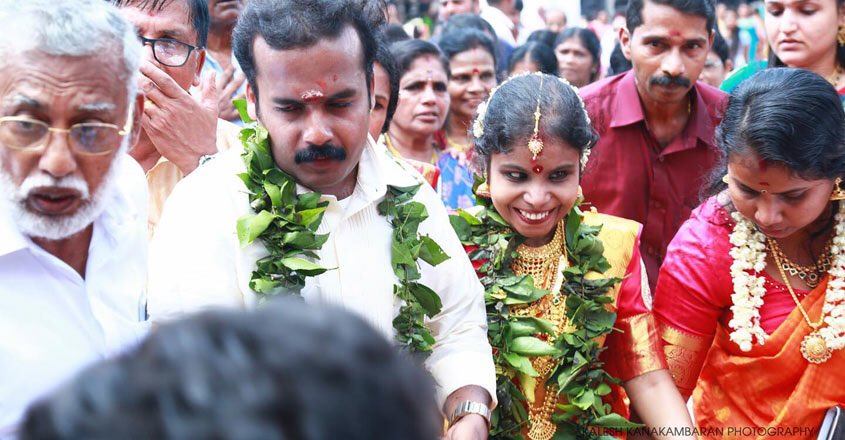 Singer Vaikom Vijayalakshmi ties the knot with mimics artist Anoop Vaikom Vijayalakshmi,Vaikom Vijayalakshmi wedding,Vaikom Vijayalakshmi wedding pics,Vaikom Vijayalakshmi wedding pictures,Vaikom Vijayalakshmi wedding photos,Vaikom Vijayalakshmi wedding stills