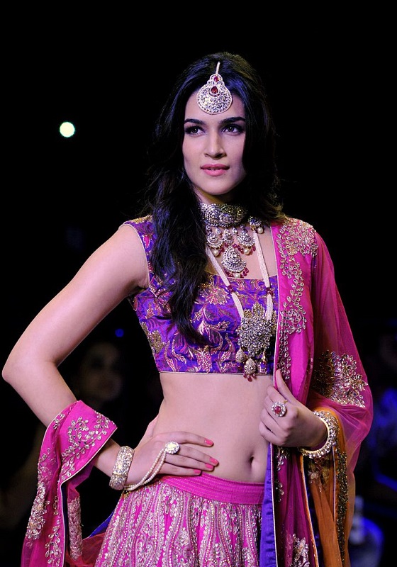 Kriti Sanon Deepika Padukone,Aishwarya Rai,Priyanka Chopra,Kangana Ranaut,Kareena Kapoor,Celebs on red carpet,hottest Bollywood divas red carpet,hottest Bollywood divas,hottest Bollywood celebs