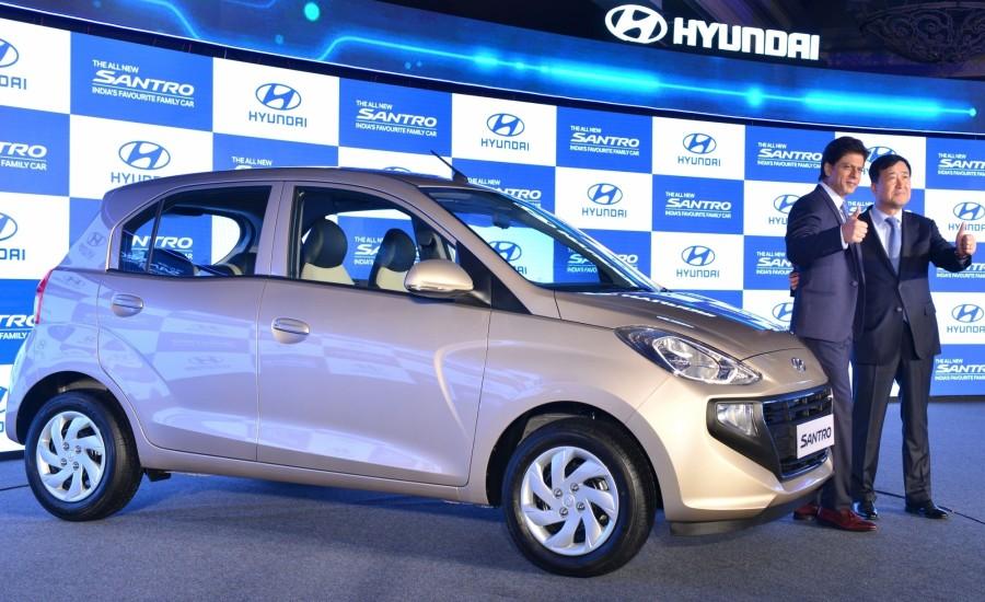 Shah Rukh Khan with Hyundai Motor India CEO YK Koo Shah Rukh Khan,actor Shah Rukh Khan,Hyundai ambassador Shah Rukh Khan,Hyundai Santro,New Hyundai Santro,Hyundai Santro 2018,new Hyundai Santro pics,new Hyundai Santro images,new Hyundai Santro stills,new Hyundai Santro pictures,new Hyundai Santro photos