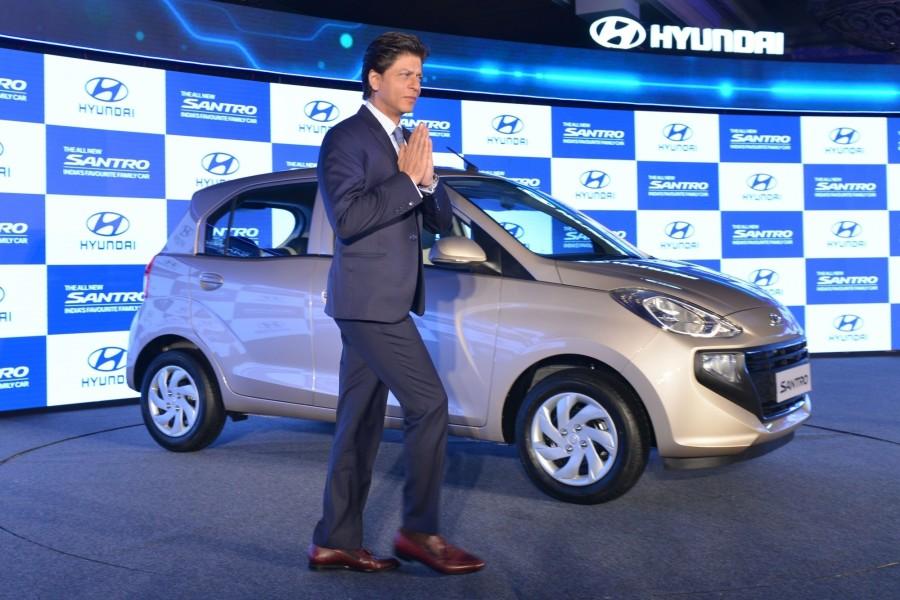 Shah Rukh Khan at the launch of 2018 Hyundai Santro Shah Rukh Khan,actor Shah Rukh Khan,Hyundai ambassador Shah Rukh Khan,Hyundai Santro,New Hyundai Santro,Hyundai Santro 2018,new Hyundai Santro pics,new Hyundai Santro images,new Hyundai Santro stills,new Hyundai Santro pictures,new Hyundai Santro photos