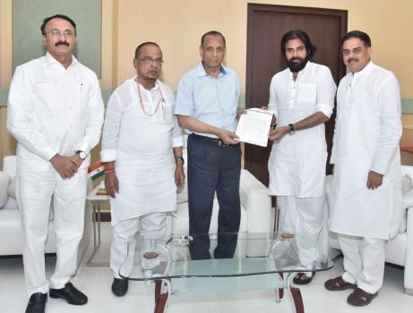 Pawan Kalyan meets Governor ESL Narasimhan