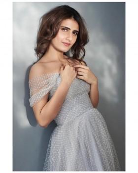 Thugs of Hindostan girl Fatima Sana Shaikh sets the temperature soaring in silver outfit