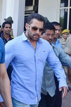 Salman Khan appears in Jodhpur Court
