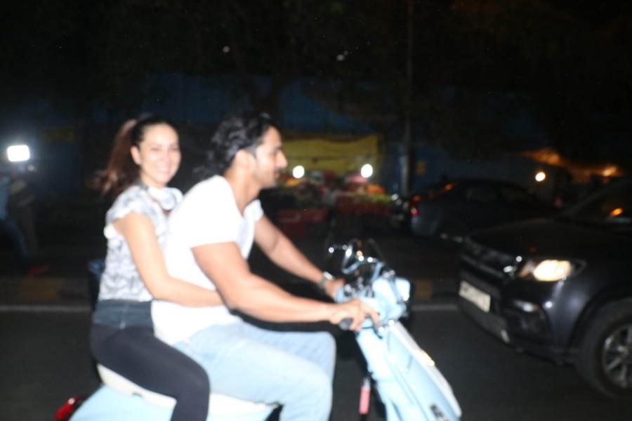 Harshvardhan Rane enjoys a Scooty ride with Kim Sharma Harshvardhan Rane,Harshvardhan Rane and Kim Sharma,Kim Sharma,Kim Sharma Scooty ride,Kim Sharma Scooty ride with Harshvardhan Rane,Harshvardhan Rane Scooty ride