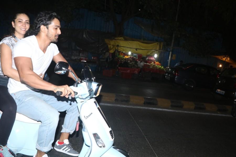 Harshvardhan Rane enjoys a Scooty ride with Kim Sharma Harshvardhan Rane,Harshvardhan Rane and Kim Sharma,Kim Sharma,Kim Sharma Scooty ride,Kim Sharma Scooty ride with Harshvardhan Rane,Harshvardhan Rane Scooty ride