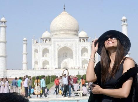 Sushmita Sen visits Taj Mahal
