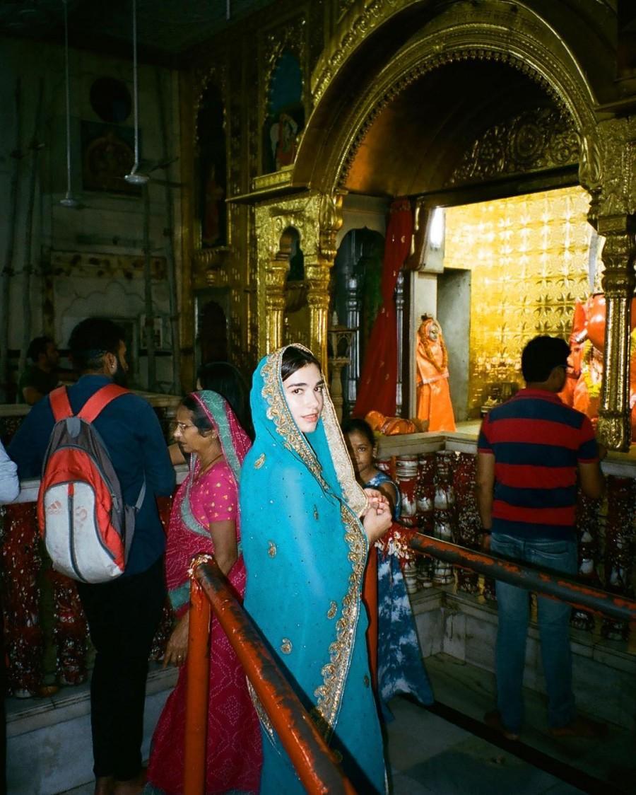 Dua Lipa wore a saree, offered sweets to Lord Ganesha! Dua Lipa,Singer Dua Lipa,Dua Lipa wears saree,Dua Lipa in saree,Dua Lipa at Lord Ganesha temple,Lord Ganesha temple