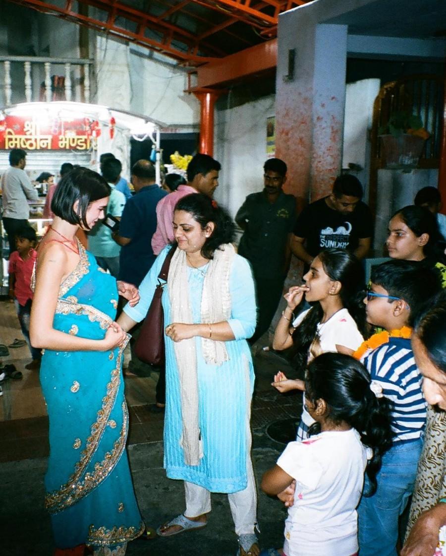 Dua Lipa wore a saree, offered sweets to Lord Ganesha in Jaipur! Dua Lipa,Singer Dua Lipa,Dua Lipa wears saree,Dua Lipa in saree,Dua Lipa at Lord Ganesha temple,Lord Ganesha temple