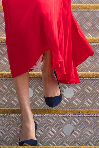 Meghan Markle accidentally left tag attached to her dress! Meghan Markle,prince harry meghan markle,Meghan Markle price tag,Meghan Markle price tag dress,Prince Harry