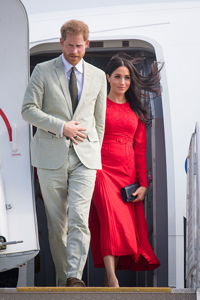 Prince Harry and Meghan arrive at Fua'amotu Airport Meghan Markle,prince harry meghan markle,Meghan Markle price tag,Meghan Markle price tag dress,Prince Harry
