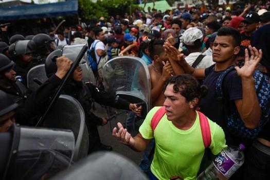 Migrants clash with police at Guatemala-Mexico border