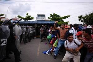 Guatemala-Mexico,Guatemala-Mexico border,Migrants clash,Migrants clash at Guatemala-Mexico border,Guatemala-Mexico clash,Guatemala-Mexico clash pics
