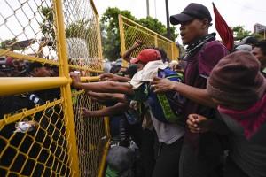 Guatemala-Mexico,Guatemala-Mexico border,Migrants clash,Migrants clash at Guatemala-Mexico border,Guatemala-Mexico clash,Guatemala-Mexico clash pics