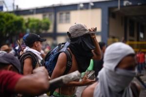 Guatemala-Mexico,Guatemala-Mexico border,Migrants clash,Migrants clash at Guatemala-Mexico border,Guatemala-Mexico clash,Guatemala-Mexico clash pics