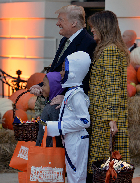 Halloween 2018: Donald Trump And First Lady Melania Welcome Trick-or ...