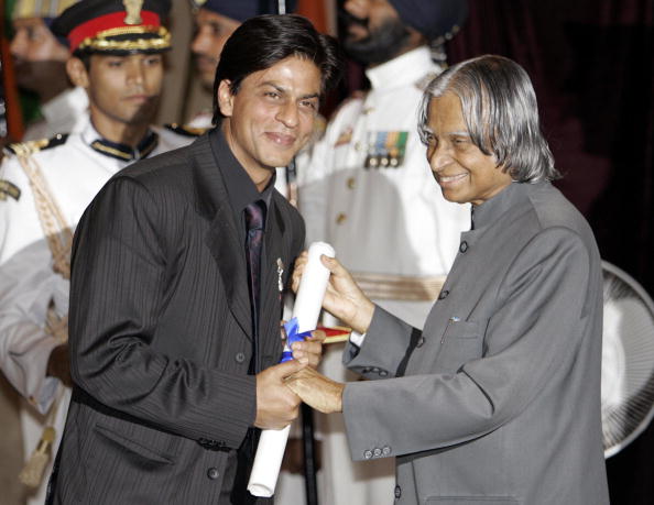 Shah Rukh Khan receives a Padma Shri award from Indian President Abdul Kalam Happy birthday Shahrukh Khan,Happy birthday SRK,Shahrukh Khan birthday,SRK birthday,Shahrukh Khan rare pics,Shahrukh Khan rare images,Shahrukh Khan rare stills,Shahrukh Khan rare pictures,Shahrukh Khan rare photos,SRK rare pictures