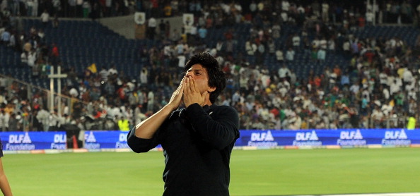 Shahrukh Khan greets the crowd Happy birthday Shahrukh Khan,Happy birthday SRK,Shahrukh Khan birthday,SRK birthday,Shahrukh Khan rare pics,Shahrukh Khan rare images,Shahrukh Khan rare stills,Shahrukh Khan rare pictures,Shahrukh Khan rare photos,SRK rare pictures