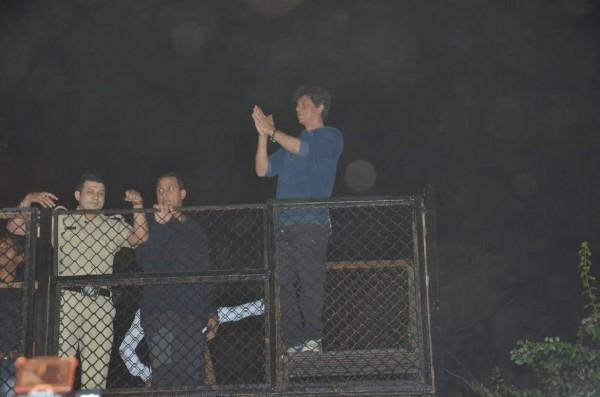 Shah Rukh Khan greets fans outside Mannat on his 53rd birthday - Photos ...