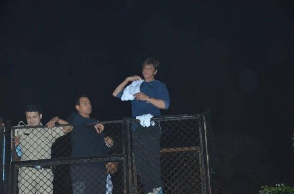 Shah Rukh Khan greets fans outside Mannat on his 53rd birthday - Photos ...