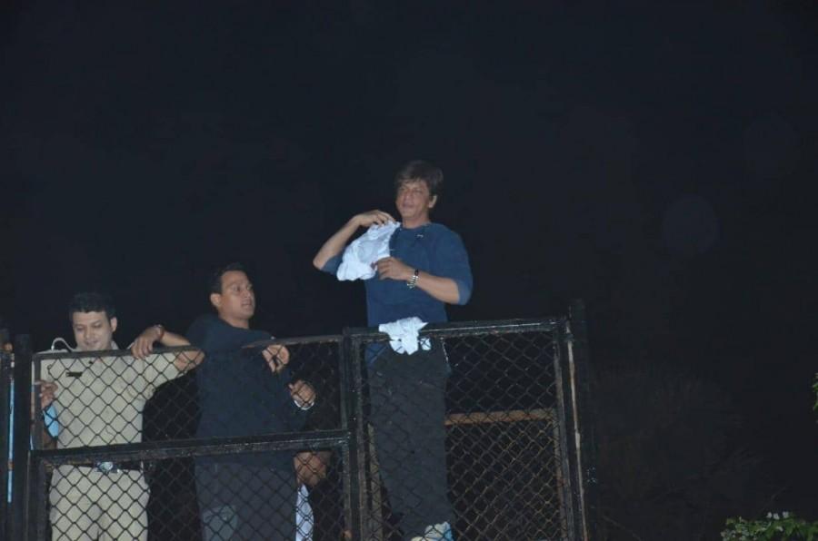 Shah Rukh Khan greets fans outside Mannat on his 53rd birthday Shah Rukh Khan,Shah Rukh Khan birthday,Shah Rukh Khan 53rd birthday,Shah Rukh Khan birthday celebration,Shah Rukh Khan fans,shah rukh khan birthday pictures,SRK